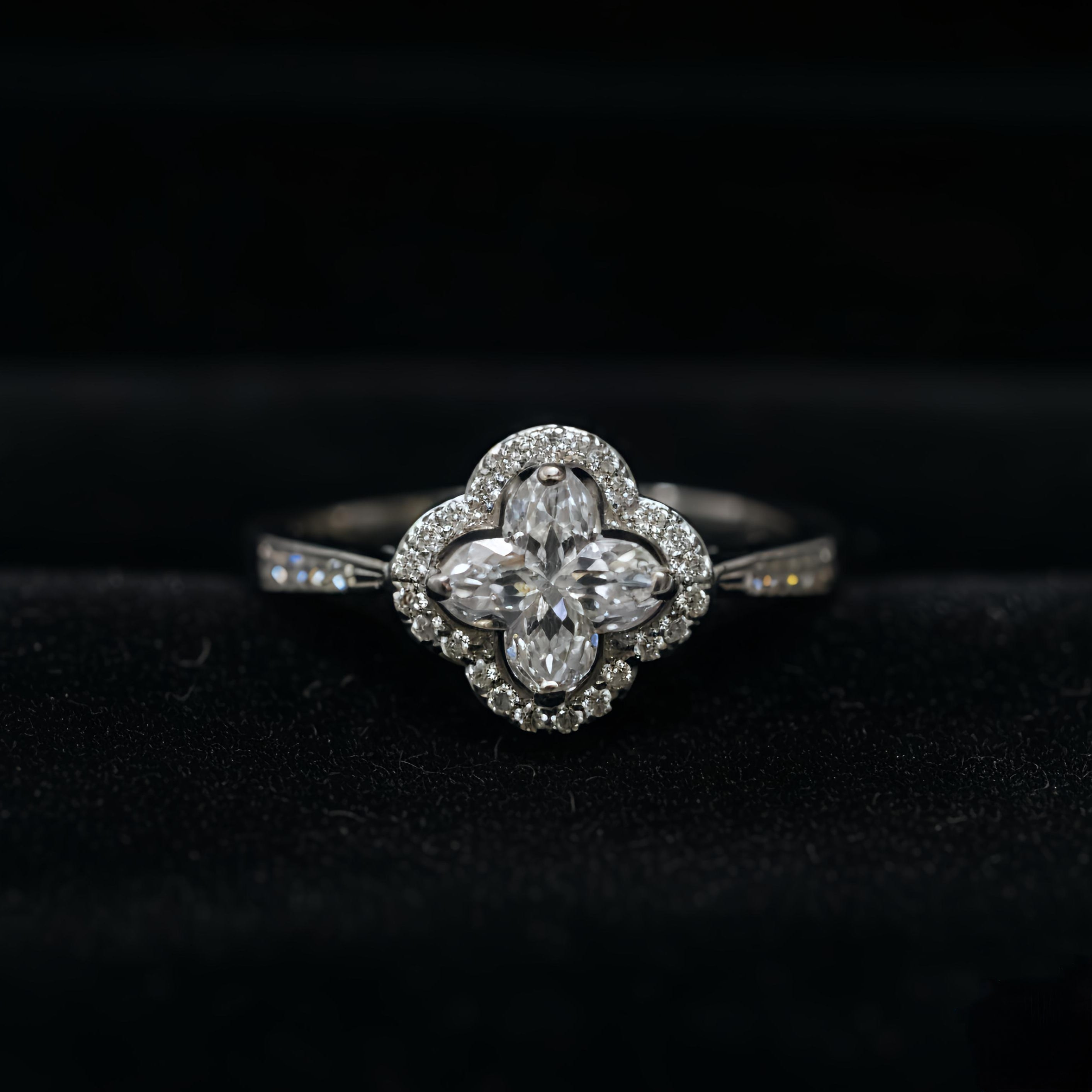 “Lustra Clover Ring 🌿💎 "