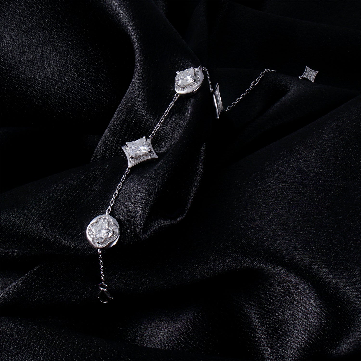 “Lilium Clover Glow Bracelet 🌸🍀